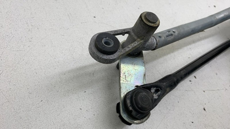 670007561 ⭕ 2017-2020 Maserati Levante Front Windshield Wiper Motor and Linkage 670007561
