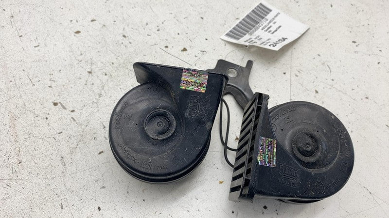 E3 007042 ⭕ 2022 Chrysler Pacific FIAMM Hight & Low Pitch Tone Horn Signal w/ Bracket Assy