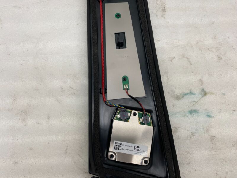 110043700C ⭕ 17-23 Model 3 Driver Side B-Pillar Applique Glass w/ Camera Left 1100437-00-C