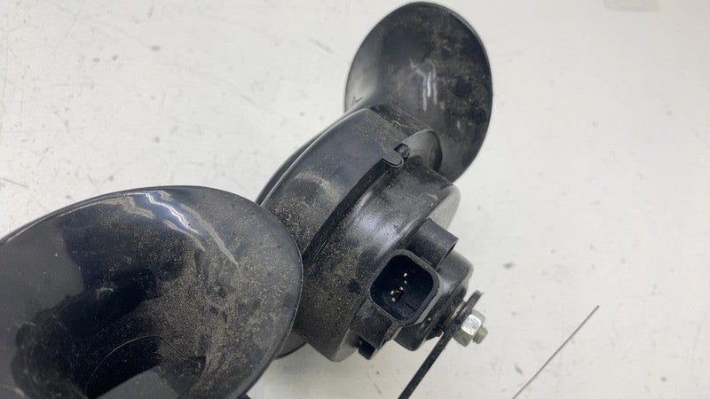 E10020046 ⭕ 2017-2023 Tesla Model 3 High + Low Pitch Tone Horn 510 & 410 Hertz w/ Bracket