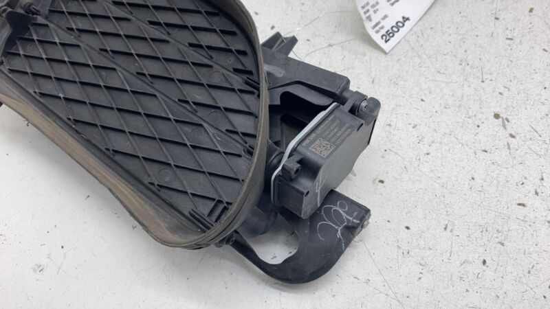 100726800E 2012-2015 Tesla Model S MS Front Left Bumper Active Louvre Shutter Grille Assy