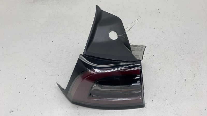 1077397 ⭕ 2017-2022 Model 3 Rear Driver Exterior Taillight Outer Tail Lamp Left 1077397