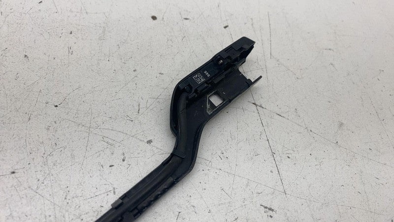 107672900B ⭕ 2017-2023 Model 3 Front Passenger Side Windshield Wiper Arm Right 1076729-00-B