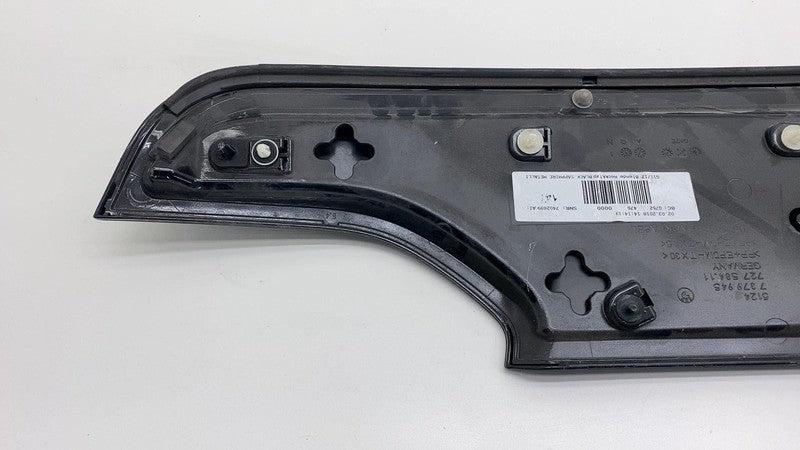 7424734-04 🍩16-19 BMW 740i 750i G11 G12 Trunk Lid License Plate Mount Lower Panel Finisher