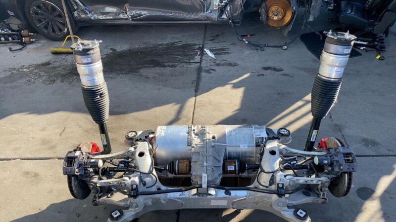 1002633 01 P 2012-2015 Tesla Model S Rear Large Drive Unit w/ Subframe & Suspension SPORT
