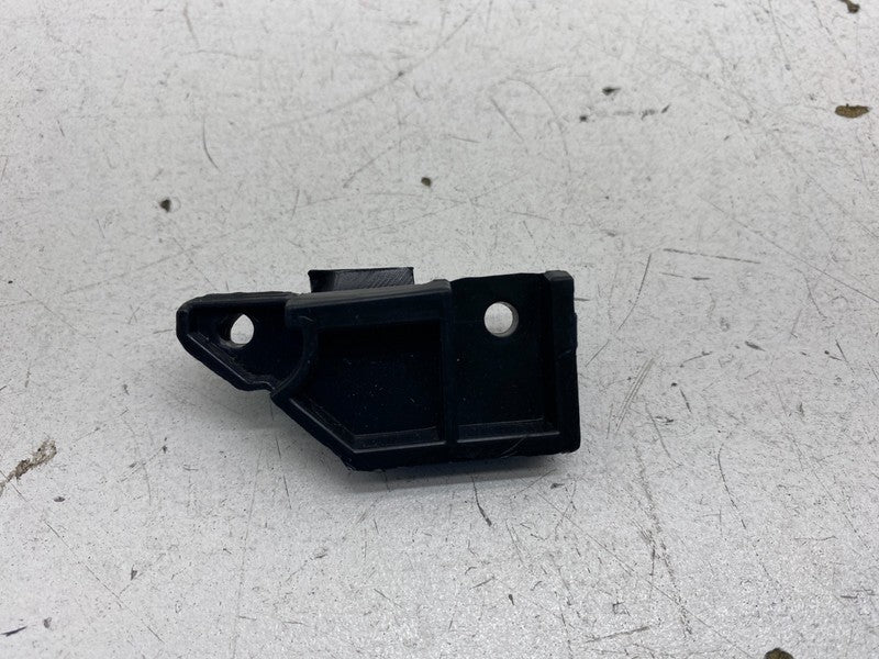 1734300 00 H ⭕ 24-26 Tesla Model 3 Front Center Bumper to Fender Bracket Right 1734300-00-H