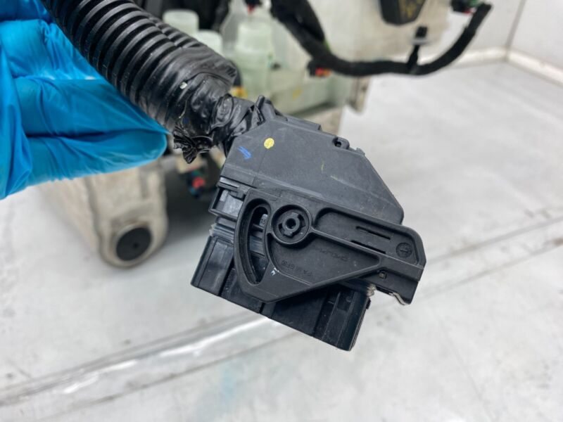 1506803 00 F 20-24 Model Y Supermanifold Refrigerant Chiller & Coolant Reservoir 1506803-00-F
