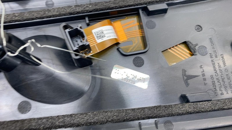 1734282-00 ⭕ 24-25 Tesla Model 3 Passenger Side B-Pillar Applique Glass Trim Molding Right