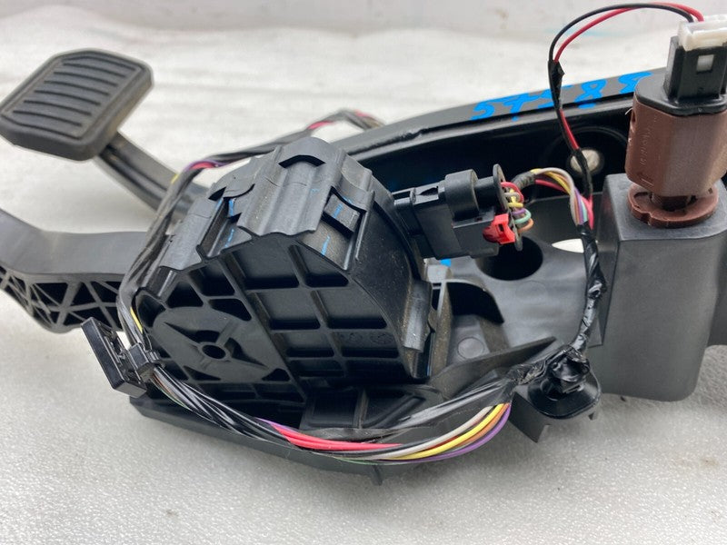 ⭕ 2020-2024 Tesla Model Y Accelerator and Brake Pedal Pad Assembly 118