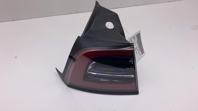 1077397 2017-2023 Tesla Model 3 Rear Driver Side Exterior Taillight Outer Tail Lamp Left