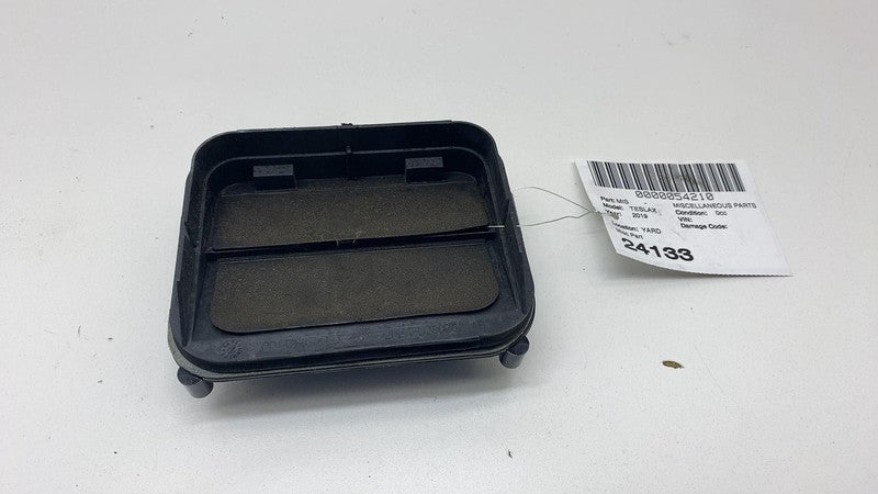 106803400C 2016-2020 Tesla Model X Rear Quarter External Air Shroud Vent Grille Extractor