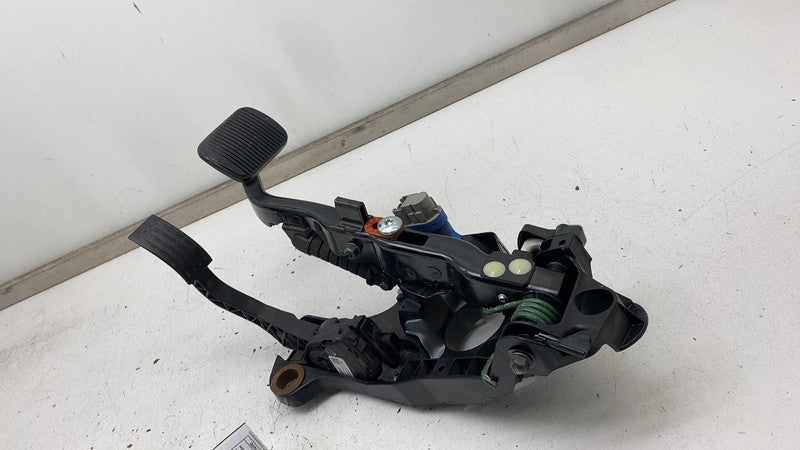 H1729 172946 2013 2014 2015 2016 2017 2018 Ford C-Max Hybrid Brake and Gas Pedal Pad Assembly