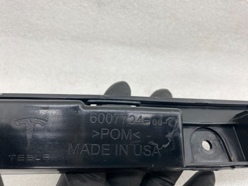 600772400E 2012-2024 Tesla Model S Rear Body Attachment Bumper Center Support Bracket Facia