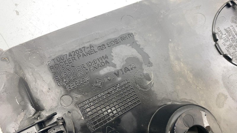 PT00742037A ⭕ 2025 Rivian R1S Rear Passenger Rocker Molding Cover Panel Right PT00742037-A