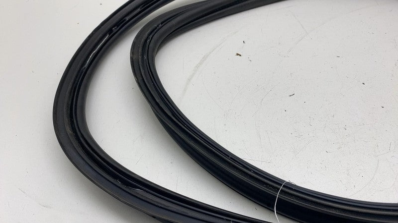 31662573 ⭕ 2021-2023 Polestar 2 Rear Trunk Tailgate Weatherstrip Rubber Seal OEM 31662573