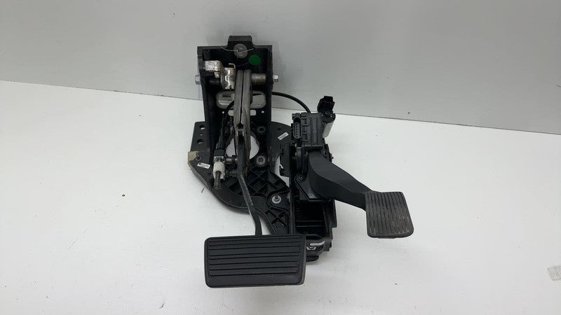 ⭕ 2016 Chevy Silverado 1500 Gas Accelerator and Brake Pedal Assembly 2
