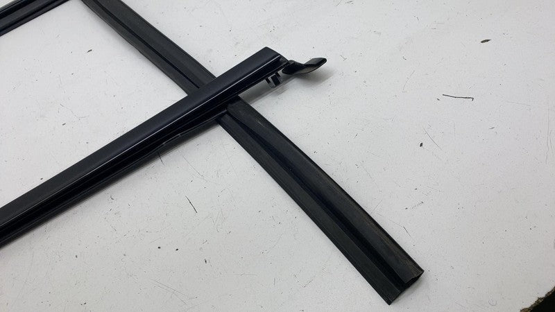 ⭕ 21-23 Polestar 2 Rear Right Door Window Weatherstrip w/ Trim Molding