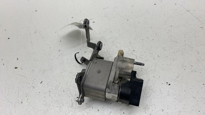 32373356 ⭕ 2021 2022 2023 Polestar 2 Engine Oil Cooler Heat Exchanger w/ Bracket 32373356