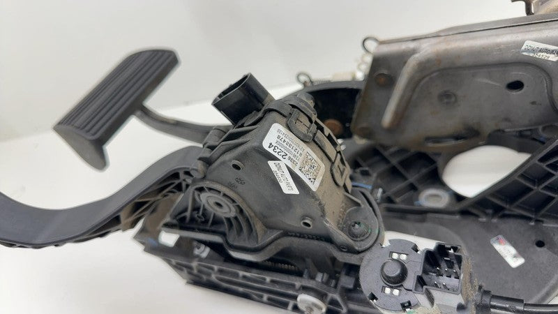 ⭕ 2016 Chevy Silverado 1500 Gas Accelerator and Brake Pedal Assembly 2