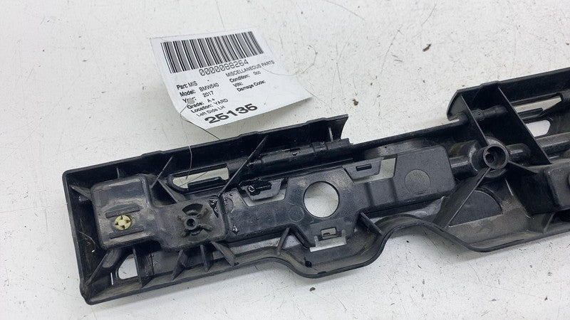 ⭕ 17-23 BMW 540i Driver Side Skirt Rocker Panel Middle Bracket Left 51