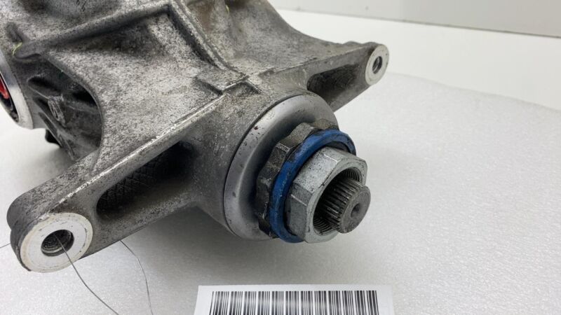 7573819 09 2021 BMW 530e G30 Rear Axle Differential Carrier Assembly 7573819 09 OEM
