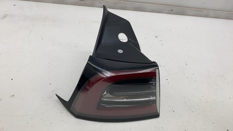 ⭕ 2017-2022 Tesla Model 3 Rear Driver Exterior Taillight Outer Tail Lamp Left LH