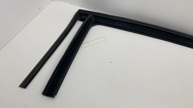 PT00002210 ⭕2022-2025 Rivian R1S Front Left Door Window Weatherstrip Run Channel PT00002210