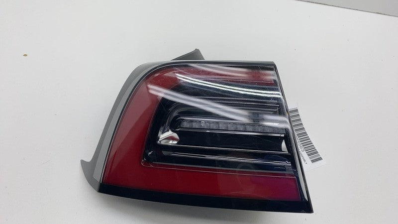 1077397 2017-2023 Tesla Model 3 Rear Driver Side Exterior Taillight Outer Tail Lamp Left