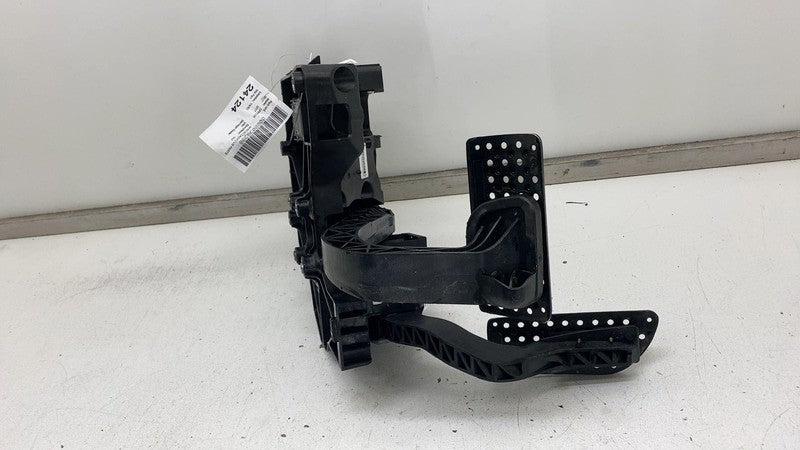 25863700 ⭕ 2014-2021 Dodge RAM ProMaster 1500 2500 3500 Front Accelerator & Brake Pedal