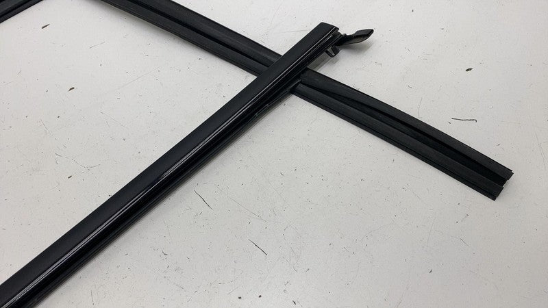 31689731 ⭕ 21-23 Polestar 2 Rear Right Door Window Weatherstrip w/ Trim Molding 31689731